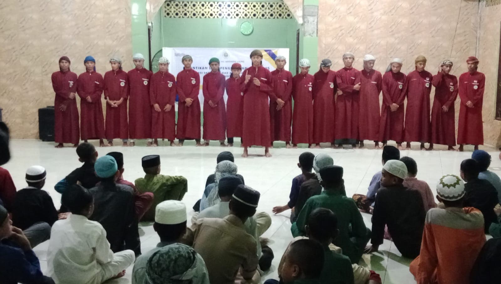 Pelantikan pengurus santri di area pesantren